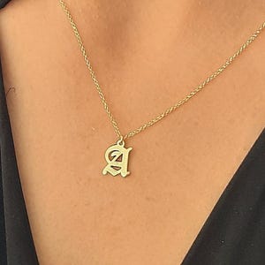 Collar con inicial en inglés antiguo: collar con letras de oro macizo, collar con letras góticas, collar con inicial en inglés antiguo, joyería con nombre personalizado