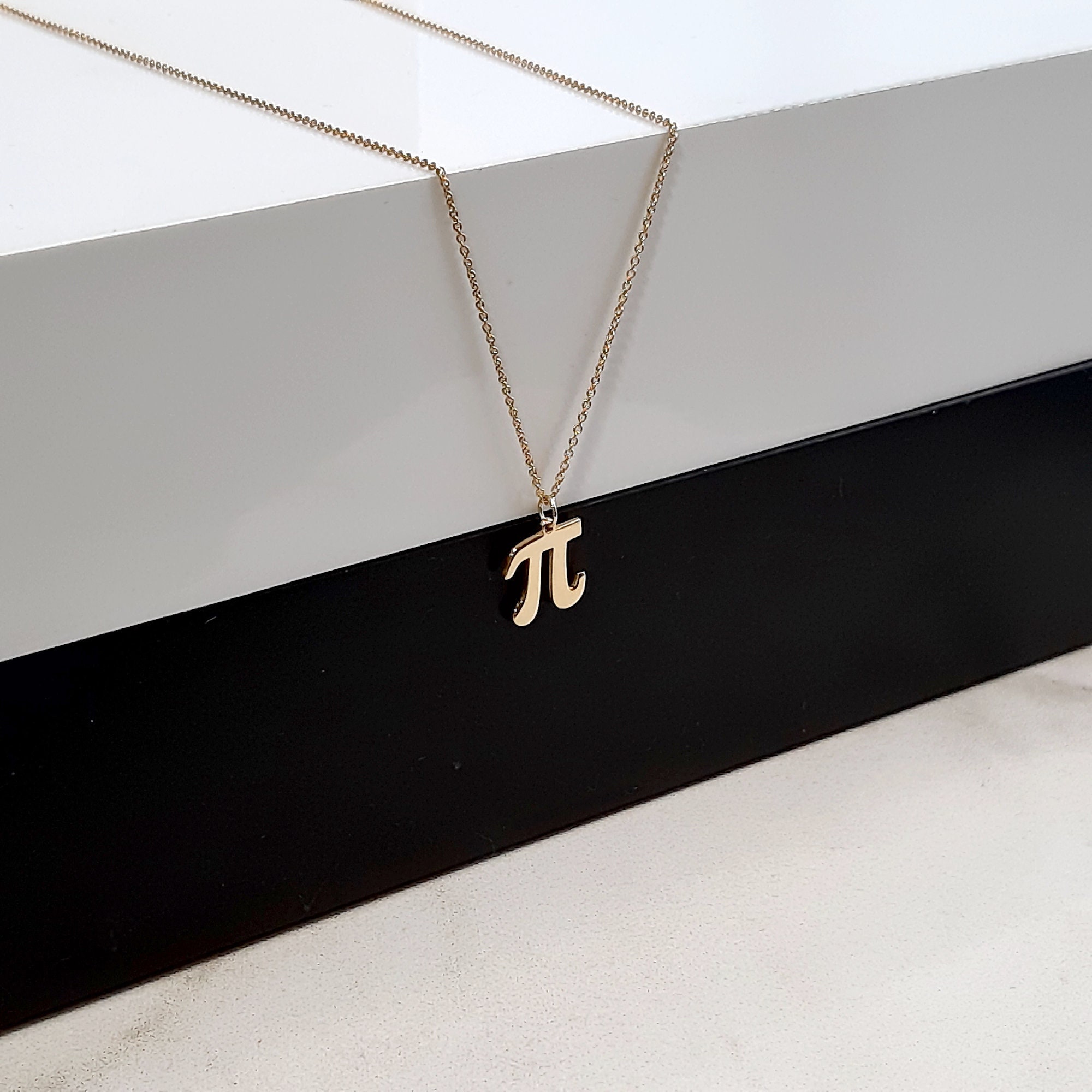 Ciondolo simbolo Pi riempito in oro 18 carati, fascino matematico, collana di orecchini Pi con micro pavé CZ per la fornitura di gioielli fai da te - Italia