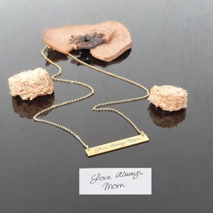 Colgante manuscrito de oro macizo, collar de oro amarillo de 14 quilates, dije de barra grabada, joyería personalizada, barra personalizada, regalo de escritura a mano para ella