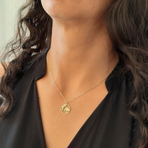 14k Solid Gold Earth Halskette, Zierliche Weltkarte Medaillon Halskette, Goldmünze Globe Halskette, Gold Disc WanderLust Halskette, Geschenk für sie