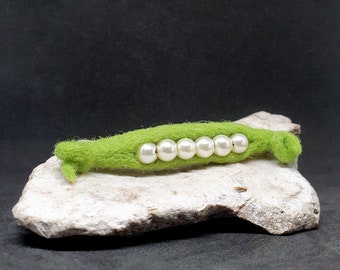 Pea Pod Brooch, Needle Felted Brooch, Needle Felted Pea pod, Felt Pea Brooch, Pearl Brooch, Pearly Pea pod Brooch, Pea pod Pin, Pea Pin,