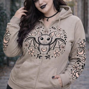 Puede incluir: Un juego de tres tazas de cerámica con un acabado mate moteado. Las tazas son de color crema, gris claro y gris oscuro. Cada taza tiene un diseño simple y minimalista y un asa redondeada.