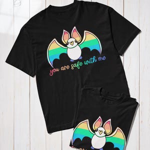Du är trygg med mig-t-shirt, Pride-tröja, LBTQ-present, fladdermusälskare-t-shirt, läskig Pride, plus size-kläder, regnbågspride