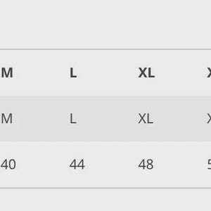 Puede incluir: Una tabla de conversi&oacute;n de tallas con el texto "Size conversions" en la parte superior. La tabla enumera tallas de XS a 5XL, con medidas de pecho correspondientes en cent&iacute;metros, que van de 86 cm a 157 cm.