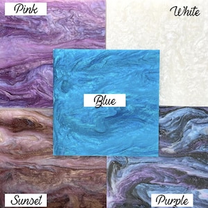 Può includere: Una collezione di sei campioni quadrati di resina con motivi a vortice. I colori includono rosa, bianco, blu, tramonto e viola. Ogni campione ha una consistenza e uno scintillio diversi. La parola "Blue" è scritta su un rettangolo bianco. Misure in cm.