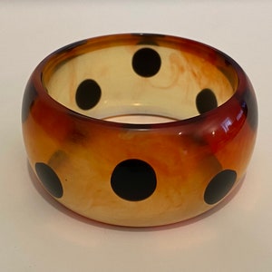 Outstanding applejuice bakelite bangle with black dots