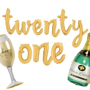 Könnte beinhalten: Goldene Folienballons, die "twenty one" buchstabieren, mit einer Champagnerflöte und einem grünen Champagnerflaschenballon. Der Champagnerflaschenballon hat den Text "Chateau Celebration For Vintage Good Times" auf dem Etikett.