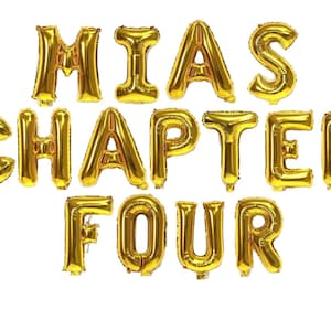 Puede incluir: Letras doradas de globos de papel de aluminio que deletrean "MIAS CHAPTER FOUR" sobre un fondo blanco. Los globos inflados están dispuestos para formar las palabras, ideales para un cumpleaños o una celebración importante. Decoraciones para fiestas.