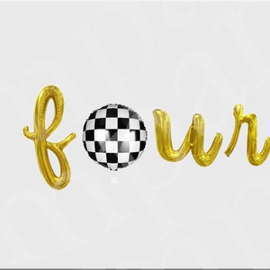 Könnte beinhalten: Goldene Folienballons, die das Wort "vier" buchstabieren, mit einem schwarz-weiß karierten Ballon in der Mitte.