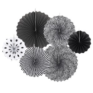 Puede incluir: Un conjunto de seis abanicos de papel blanco y negro. Los abanicos tienen diferentes patrones, incluyendo lunares, rayas e impresión de cebra.