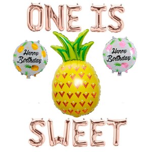 Pu&ograve; includere: Palloncini in lamina dorata che compongono la scritta "ONE IS SWEET" con due palloncini di compleanno a tema ananas che recitano "Happy Birthday".
