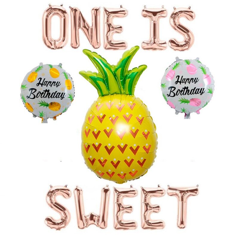 Pu&ograve; includere: Palloncini in lamina dorata che compongono la scritta "ONE IS SWEET" con due palloncini di compleanno a tema ananas che recitano "Happy Birthday".