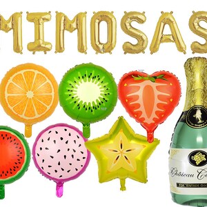 Può includere: Un set di palloncini con lettere in lamina dorata che compongono la parola "MIMOSAS" con una varietà di palloncini a forma di frutta, tra cui anguria, arancia, kiwi, fragola e carambola. C'è anche una bottiglia di vetro verde con un'etichetta dorata che dice "Chateau Celebration for Vintage Good Times".