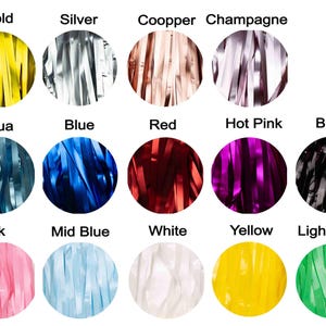 Peut inclure: Une collection de 15 guirlandes de franges métalliques de différentes couleurs, notamment or, argent, cuivre, champagne, aqua, bleu, rouge, rose vif, noir, rose, bleu moyen, blanc, jaune et vert clair.