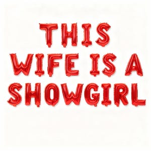 Op de afbeelding: Rode folieballonletters die "THIS WIFE IS A SHOWGIRL" spellen tegen een witte achtergrond. De opgeblazen ballonnen zijn in drie rijen gerangschikt, perfect voor een vrijgezellenfeest of bruidsdouche.