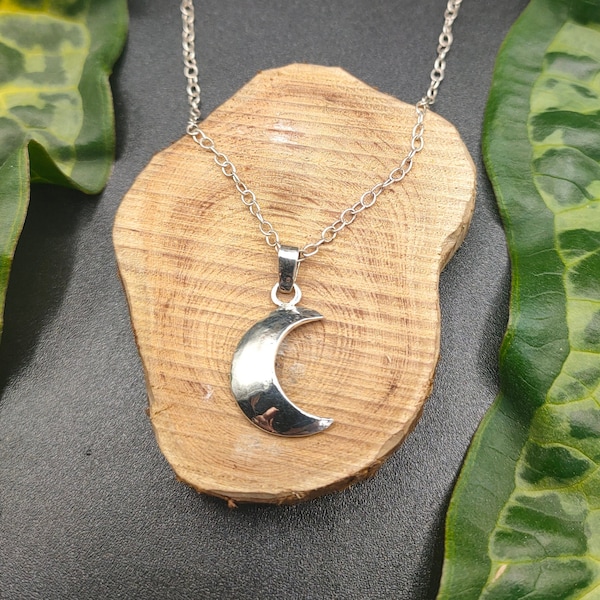 Pendentif croissant de lune incurvé, discret en argent 925 . Création 100% artisanale