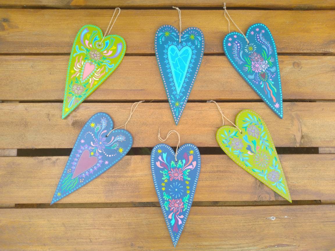 Coeur en Bois Peints. Suspension, Décoration Murale, Peinture Posca.