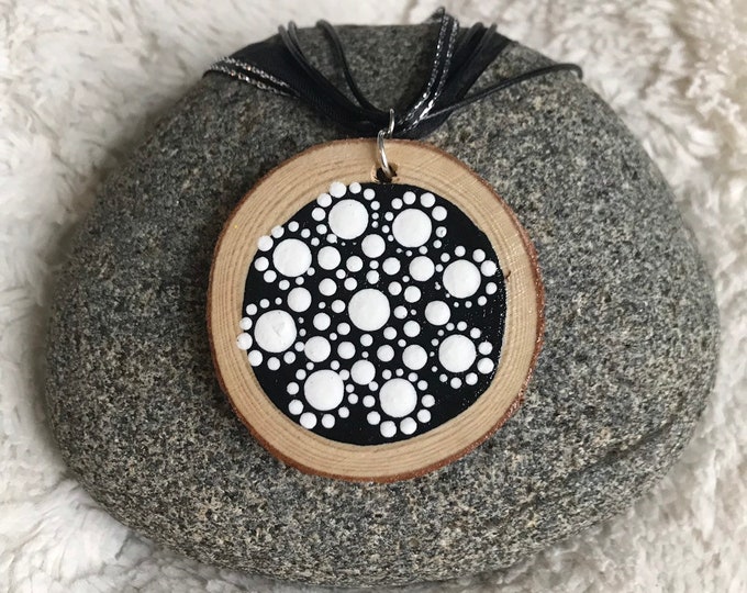 Black and white dotted necklace