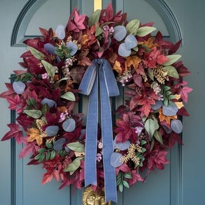 Herbstlicher Türkranz aus gemischtem Laub, Herbstlicher Türkranz aus blauem Eukalyptus, Moderner Herbstkranz aus Ahornblättern, Moderne Türdekoration im Landhausstil