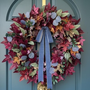 Ghirlanda autunnale con fogliame misto, ghirlanda autunnale di eucalipto blu per la porta d'ingresso, ghirlanda moderna di foglie d'acero autunnali, decorazione moderna per la porta in stile rustico/cottage.