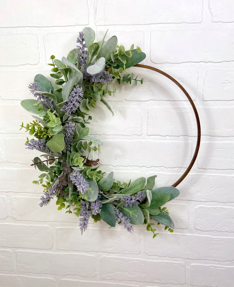 Corona de aro de lavanda, corona de lavanda de verano moderna, corona de oreja de corderos de primavera, decoración de la puerta principal de la granja, corona de puerta de eucalipto simple, regalo de mamá imagen 1