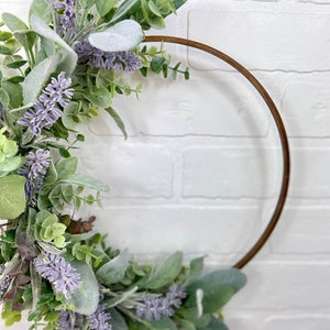 Corona de aro de lavanda, corona de lavanda de verano moderna, corona de oreja de corderos de primavera, decoración de la puerta principal de la granja, corona de puerta de eucalipto simple, regalo de mamá imagen 7