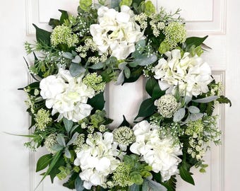 Corona de hortensias verdes y blancas para la puerta principal, corona floral neutra de verano, elegante decoración para la puerta principal de una casa de campo, corona de flores para jardín de estilo rústico.