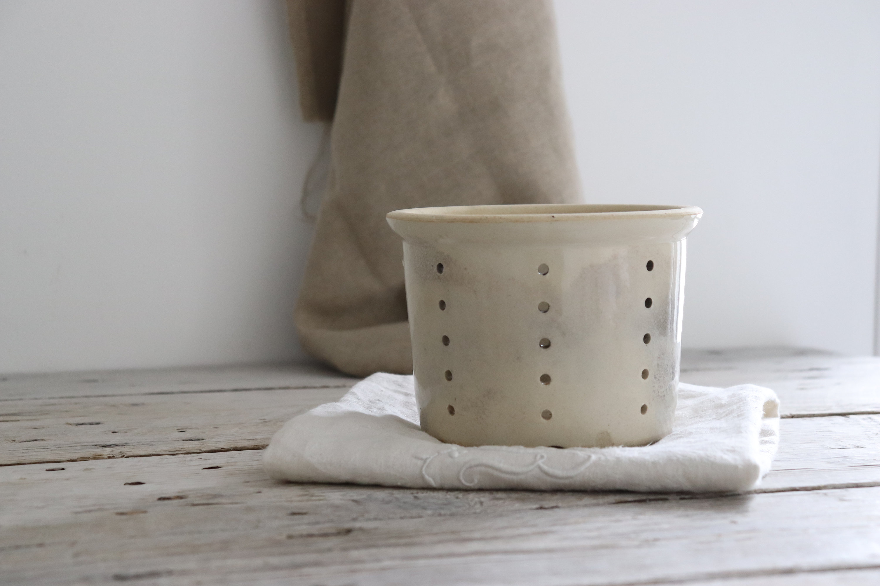 Grand Moule Faisselle en Grès Beige.