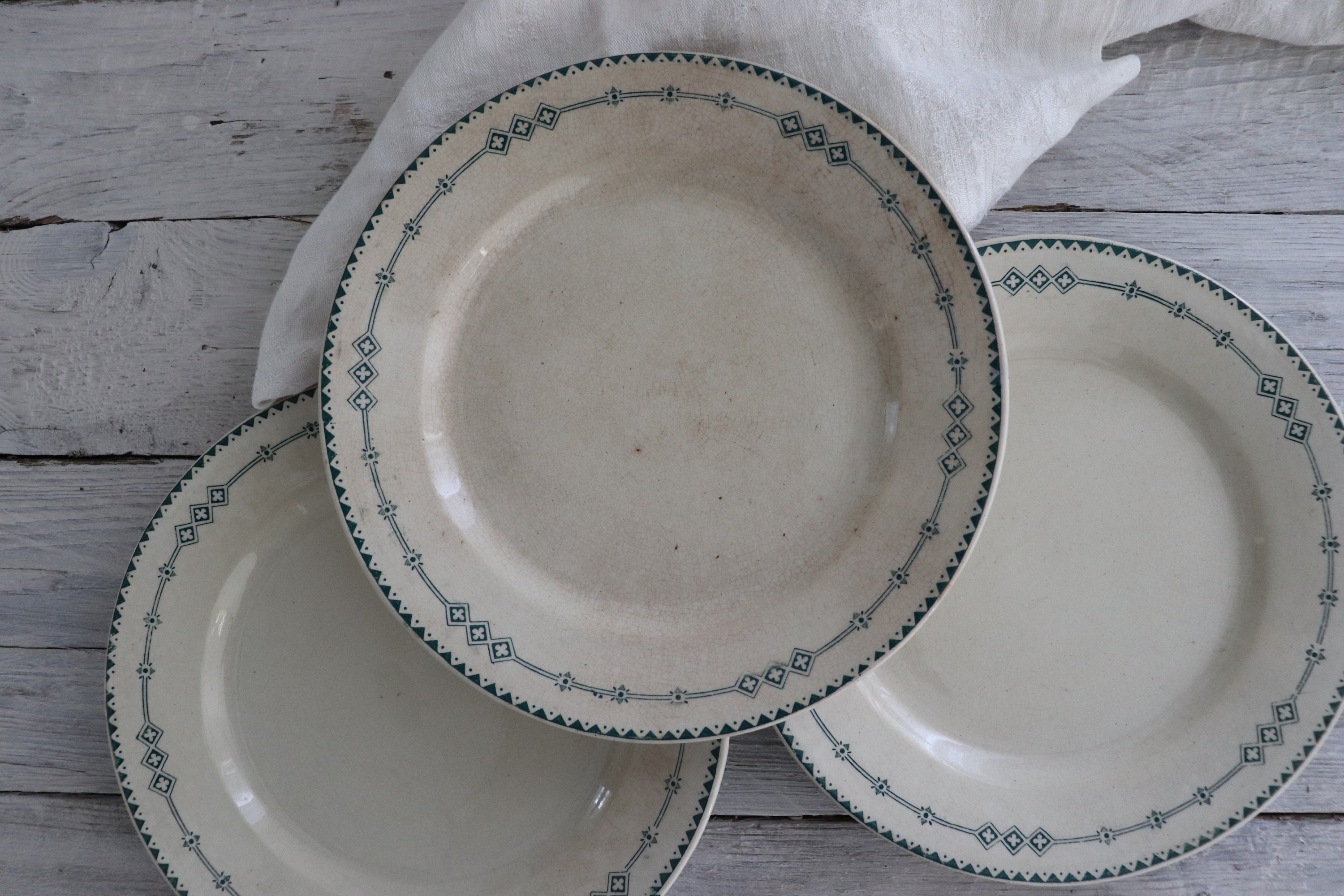 Plaques de Pierre Fer Tachées Thé Gien. Porcelaine Opaque.