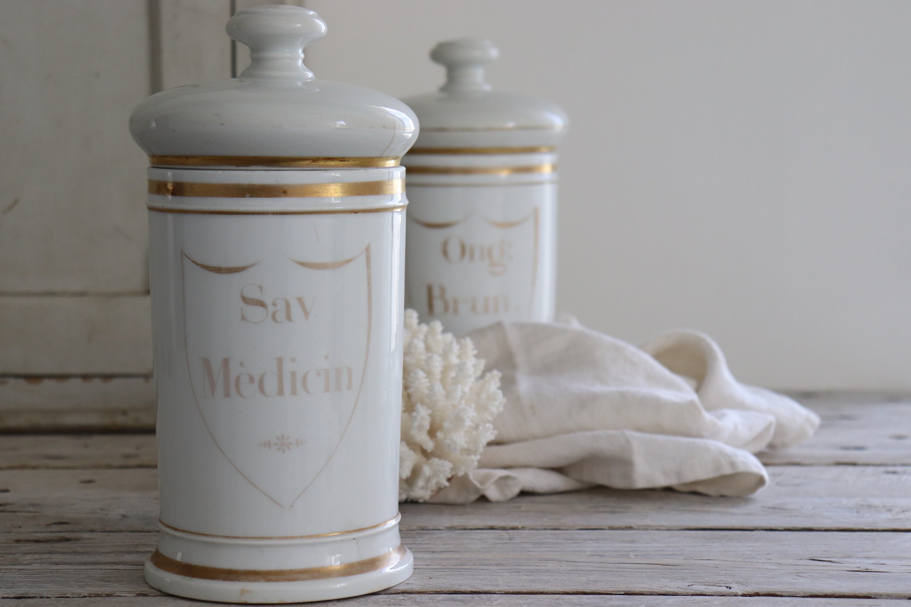 Grand Pot Blanc de Pharmacie Porcelaine avec Le Couvercle.