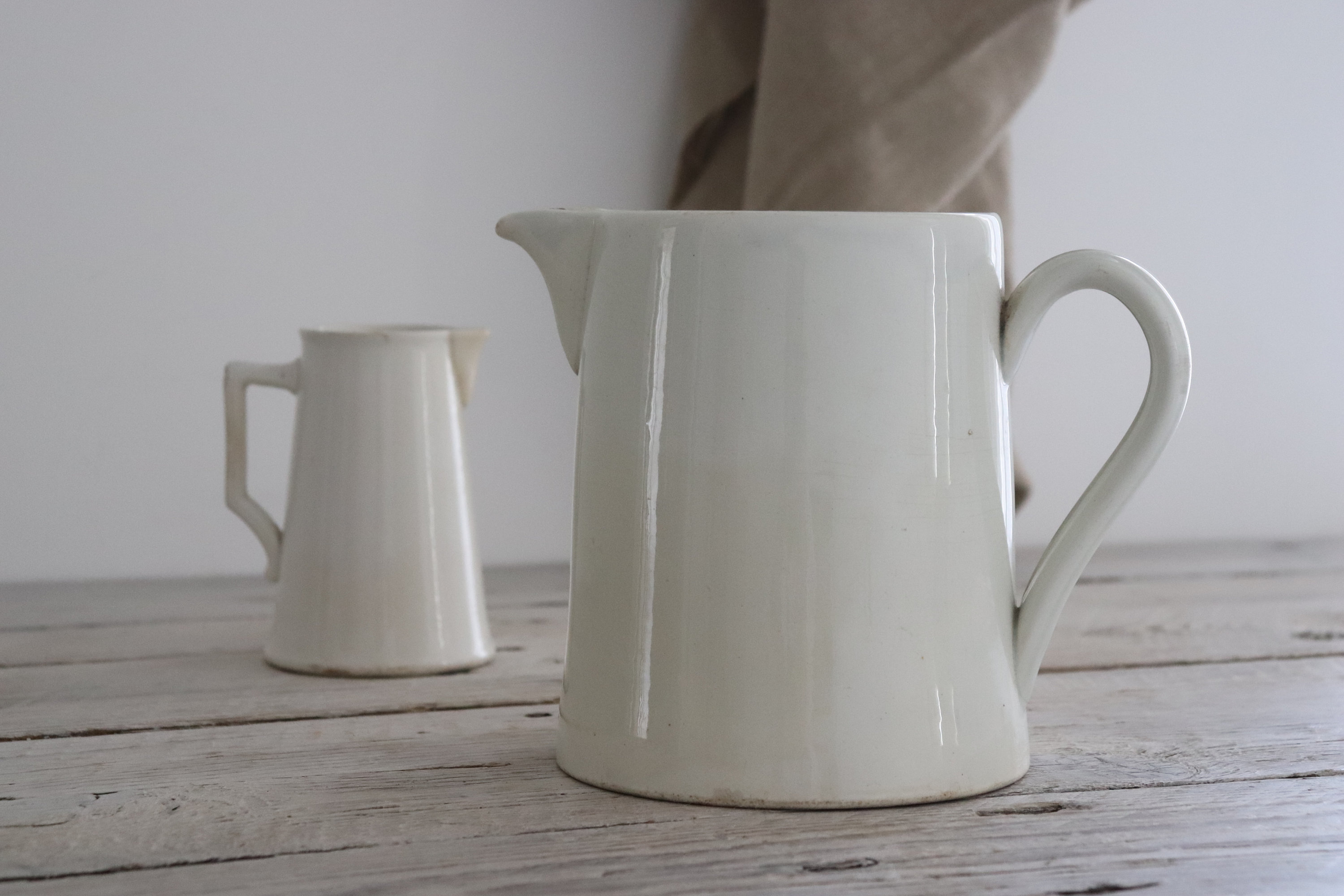 Français Pichet Blanc en Pierre de Fer.