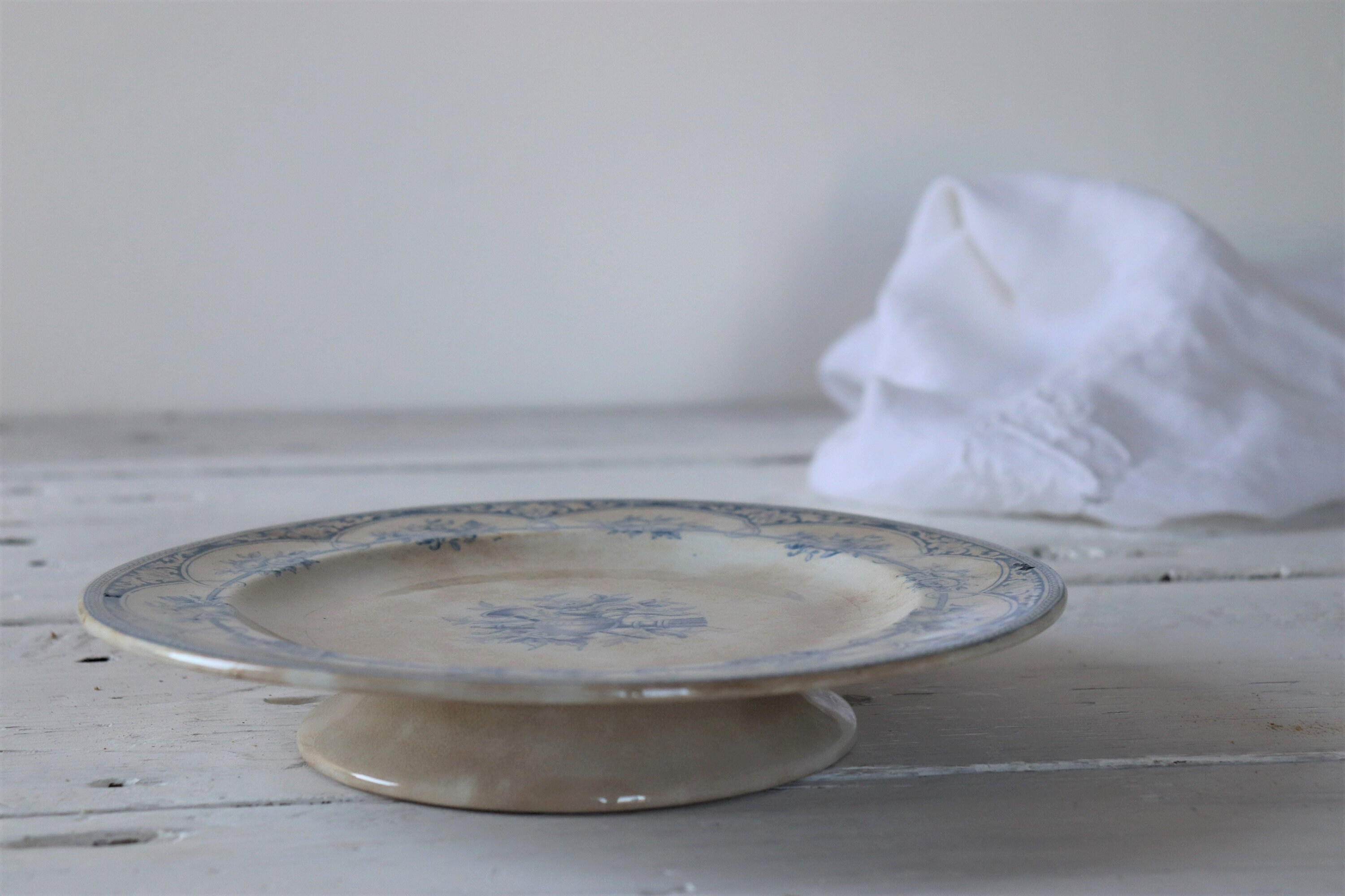 stand de Gâteaux Antiques Français en Pierre Fer.