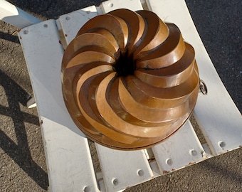 Large antique copper Bundt cake tin from the 1920s