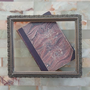 Liten träram, stuckatur, shabby chic, rocaille, skalsnickerarbeten, rokokostil, cirka 1900