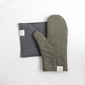 green oven mitt with a grey pot holder