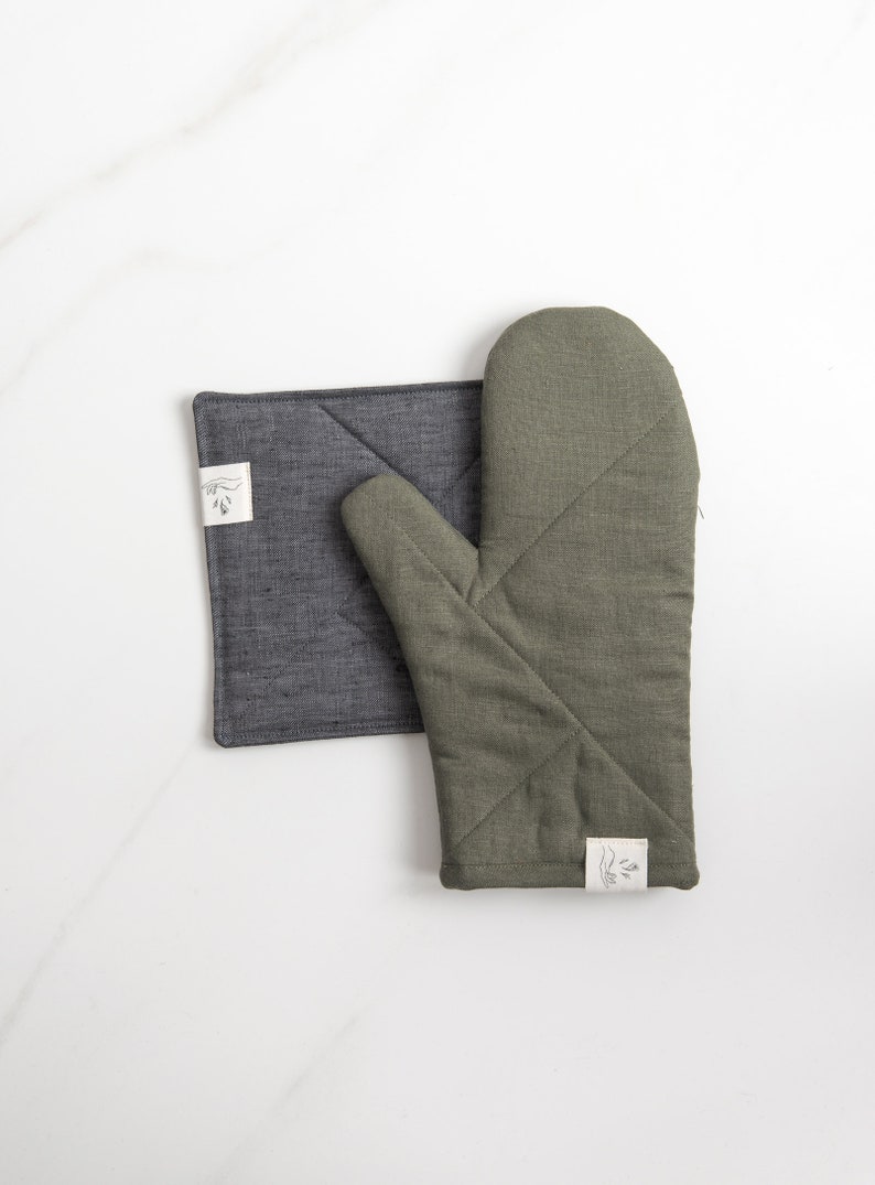 green oven mitt with a grey pot holder