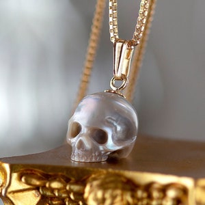 Graue PerlenSchädel Halskette Schädel Anhänger Geschnitzte Perle Anhänger Gothic Schmuck Memento Mori Gothic Anhänger Skelett Anhänger weißEr Perlenanhänger