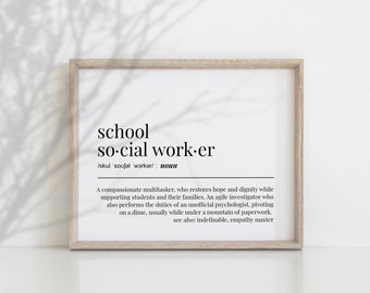 Puede incluir: Una impresión enmarcada con una definición en blanco y negro de "trabajador social escolar" con el texto: "Un multitarea compasivo que restaura la esperanza y la dignidad mientras apoya a los estudiantes y sus familias. Un investigador ágil que también realiza las funciones de un psicólogo no oficial, adaptándose, generalmente bajo una montaña de papeleo. Ver también: indefinible, maestro de la empatía."