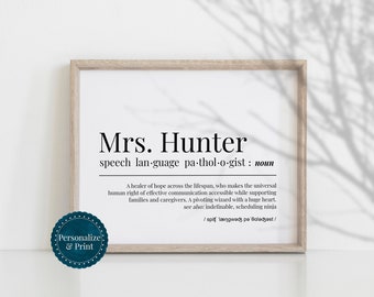 Puede incluir: Un diseño de arte de pared imprimible con una definición de texto en blanco y negro para "Mrs. Hunter" como logopeda. El texto dice: "Un sanador de esperanza a lo largo de la vida, que hace que el derecho universal a la comunicación efectiva sea accesible mientras apoya a las familias y los cuidadores. Un mago pivotante con un gran corazón. Ver también: indefinible, ninja de la programación /spit længwadz pa Bolagast/"
