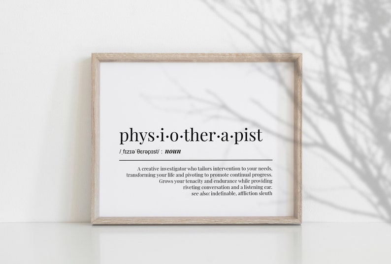 Puede incluir: Una impresi&oacute;n enmarcada con una definici&oacute;n en blanco y negro de la palabra "fisioterapeuta". La definici&oacute;n dice: "Un investigador creativo que adapta la intervenci&oacute;n a tus necesidades, transformando tu vida y pivotando para promover un progreso continuo. Aumenta tu tenacidad y resistencia mientras proporciona una conversaci&oacute;n cautivadora y una oreja atenta. Ver tambi&eacute;n: indefinible, detective de la aflicci&oacute;n."