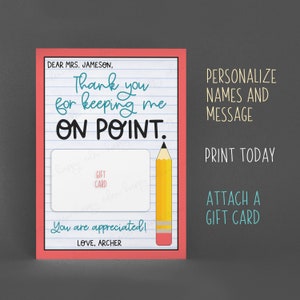 Pode incluir: Um cartão de apreciação para professores imprimível com um design de lápis amarelo e papel pautado. O cartão diz "Obrigado por me manter no ponto." e inclui espaço para um cartão-presente. Também diz "Personalizar nomes e mensagem, Imprimir hoje, Anexar um cartão-presente".