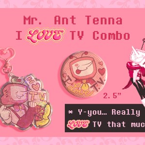 Pode incluir: Um conjunto rosa "Mr. Ant Tenna I Love TV Combo". Inclui um chaveiro (7.6 cm), um bot&atilde;o (6.35 cm) e uma ilustra&ccedil;&atilde;o de personagem. O texto diz "* Y-you... Really Love TV that much?"