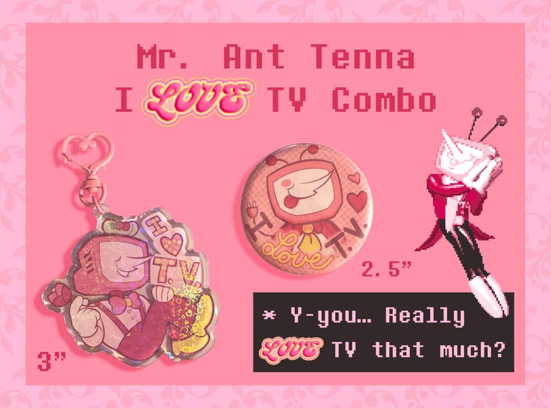 Pode incluir: Um conjunto rosa "Mr. Ant Tenna I Love TV Combo". Inclui um chaveiro (7.6 cm), um bot&atilde;o (6.35 cm) e uma ilustra&ccedil;&atilde;o de personagem. O texto diz "* Y-you... Really Love TV that much?"