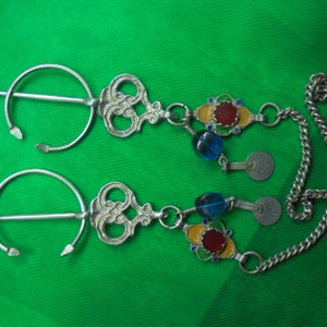 Marokkanischer Schmuck, feine perfekte und komplette Silber Emaille & Glas Souss Ait Baha Berber Fibelset und Kette