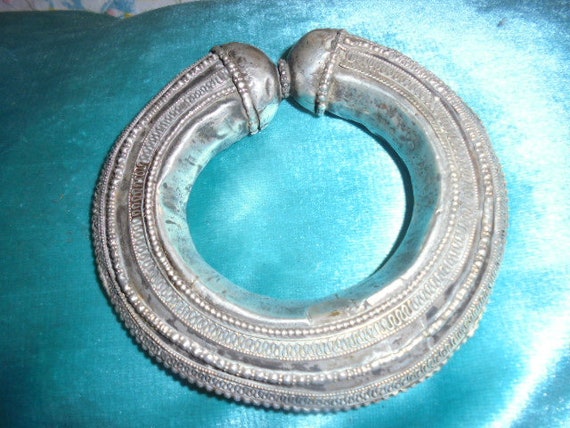 Yemen Bedouin Jewelry, very old fine silver hollo… - image 1