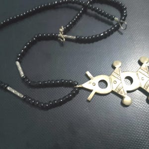 Biżuteria z Nigru, metal, hebanowy naszyjnik z krzyżem Południa Tuaregów