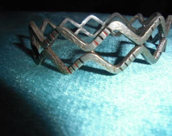 Bijoux du Maroc, vieux bracelet double zigzag en argent saharien, couleurs en cire, 6.4 cm diametre