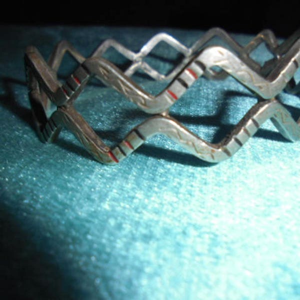 Bijoux du Maroc, vieux bracelet double zigzag en argent saharien, couleurs en cire, 6.4 cm diametre