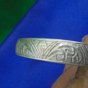 Marokkaanse sieraden, oudzilveren Berber HaHa-gebied gegraveerde armband met arabesken, hamsa, diameter van 2 3/8 inch