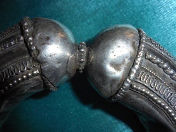 Yemen Bedouin Jewelry, very old fine silver hollo… - image 5